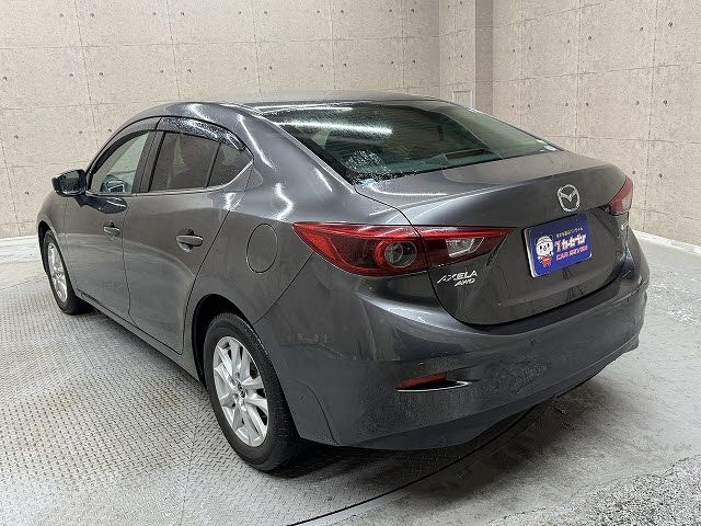 AXELA sedan