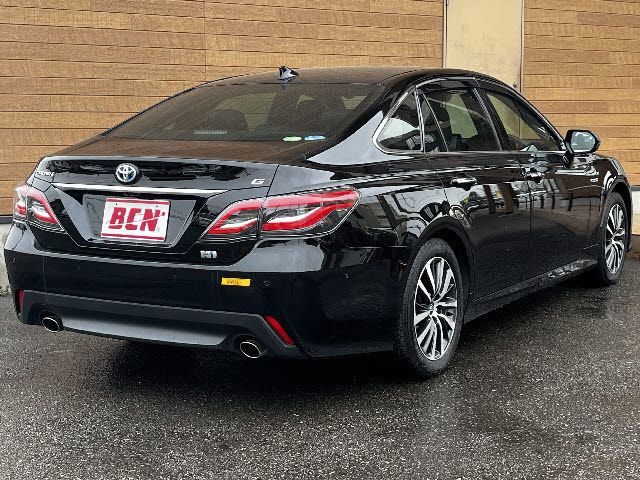 CROWN sedan hybrid