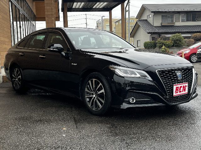 CROWN sedan hybrid