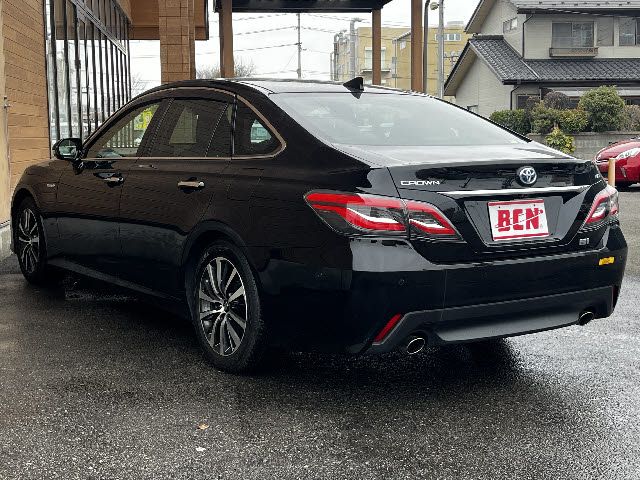 CROWN sedan hybrid