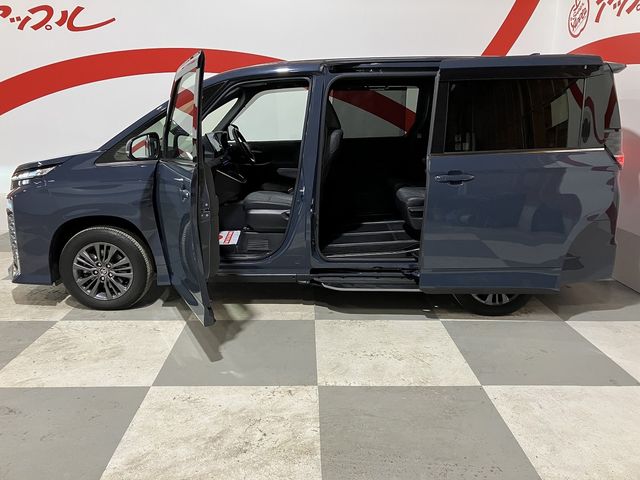 VOXY HYBRID 4WD