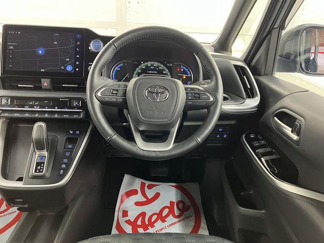 VOXY HYBRID 4WD