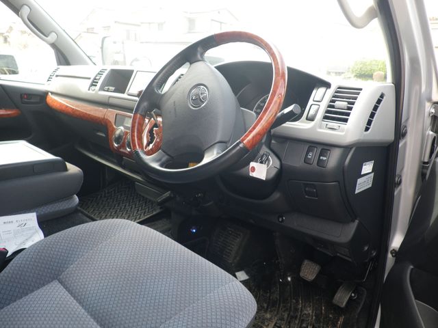 HIACE COMMUTER