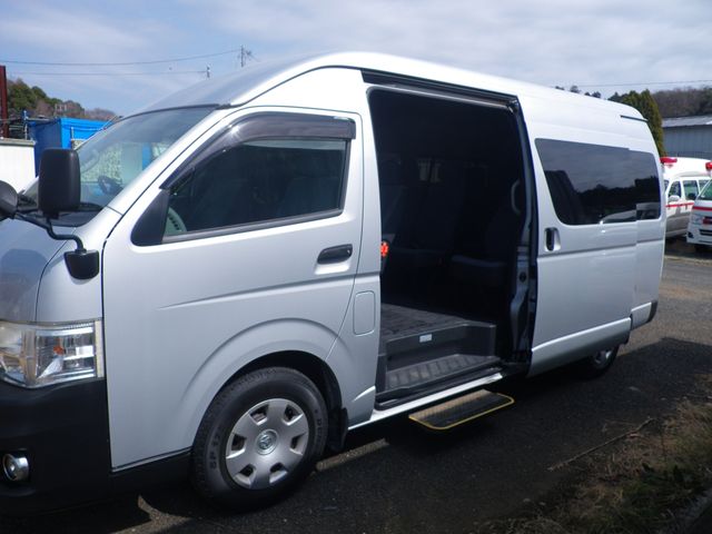 HIACE COMMUTER