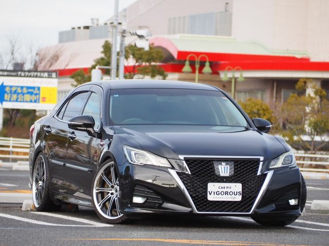 CROWN sedan hybrid