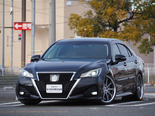 CROWN sedan hybrid