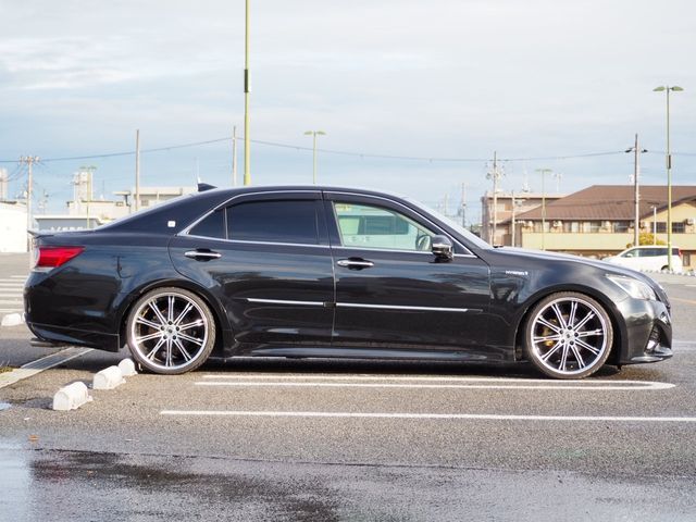 CROWN sedan hybrid