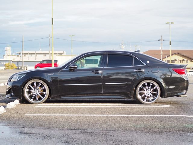 CROWN sedan hybrid