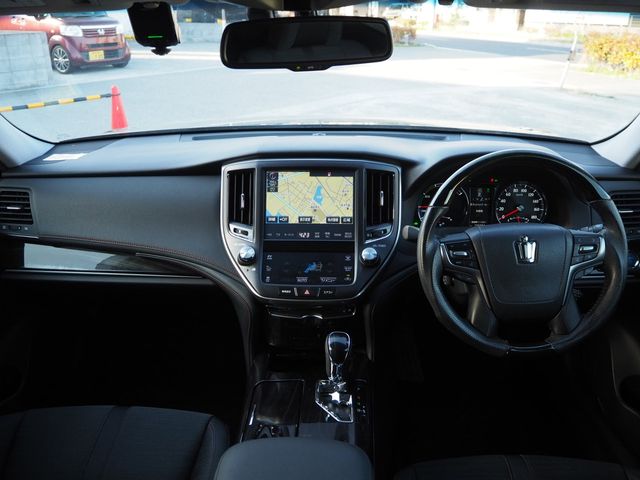 CROWN sedan hybrid