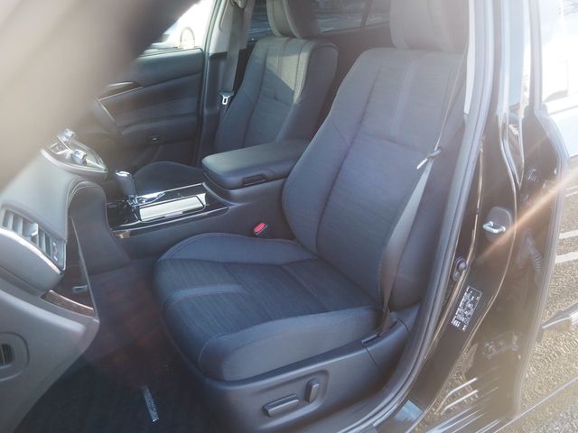 CROWN sedan hybrid
