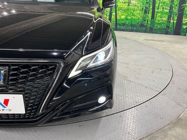 CROWN sedan hybrid