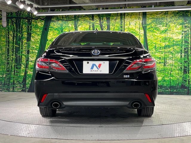 CROWN sedan hybrid
