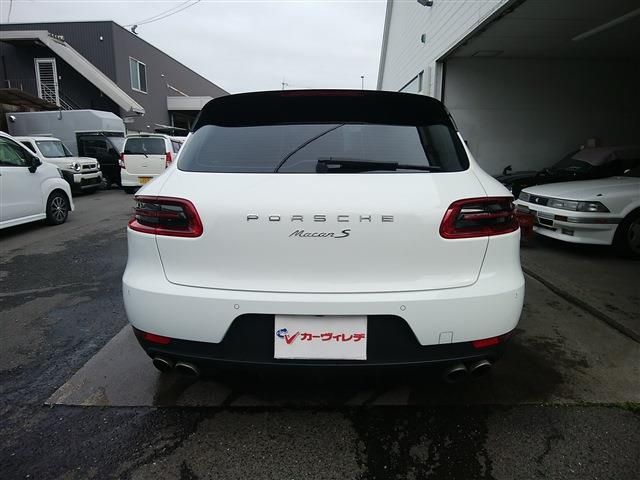 PORSCHE Macan