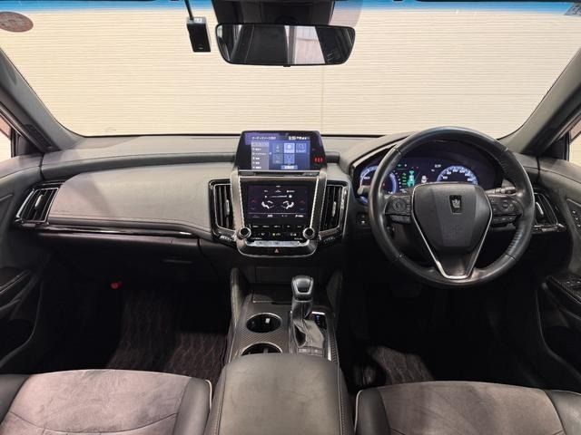 CROWN sedan hybrid