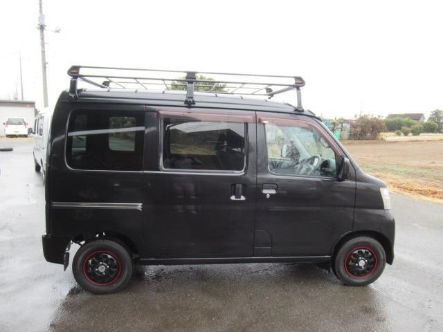 PIXIS 4WD van