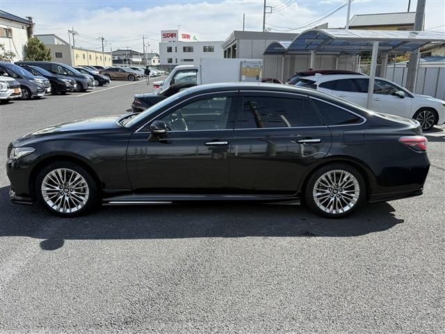 CROWN sedan hybrid