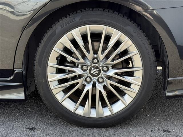 CROWN sedan hybrid
