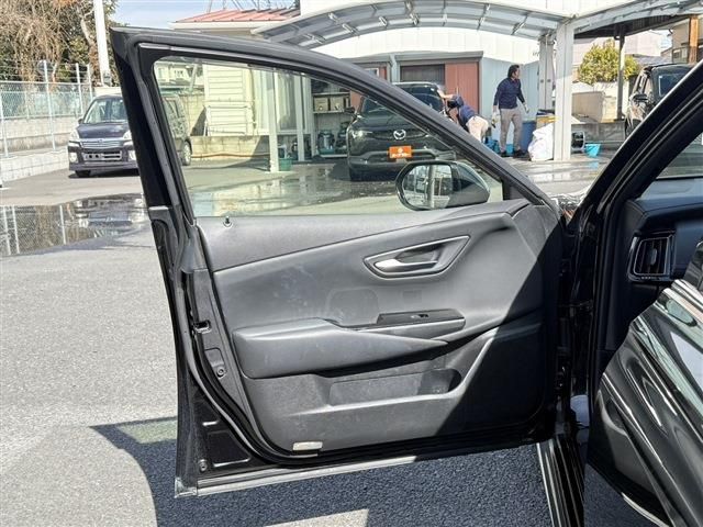 CROWN sedan hybrid