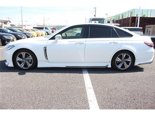 CROWN sedan hybrid