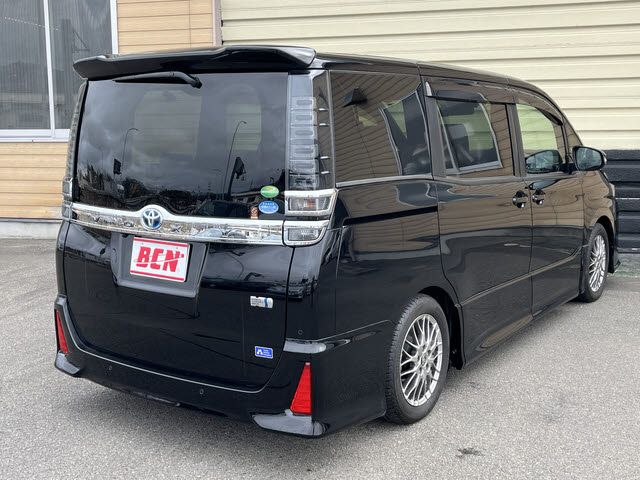 VOXY HYBRID