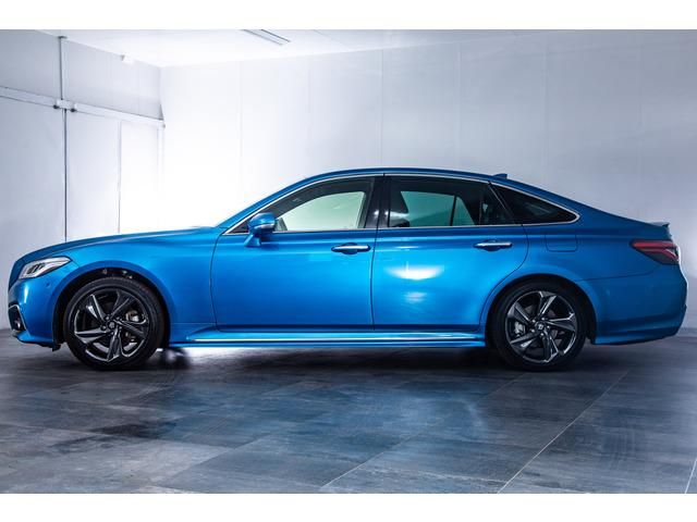 CROWN sedan hybrid
