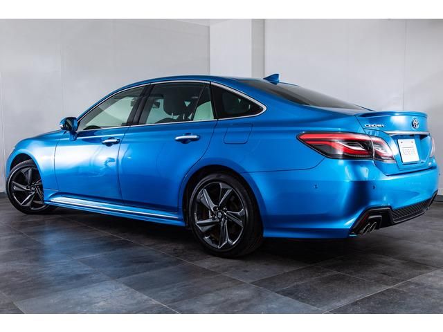 CROWN sedan hybrid