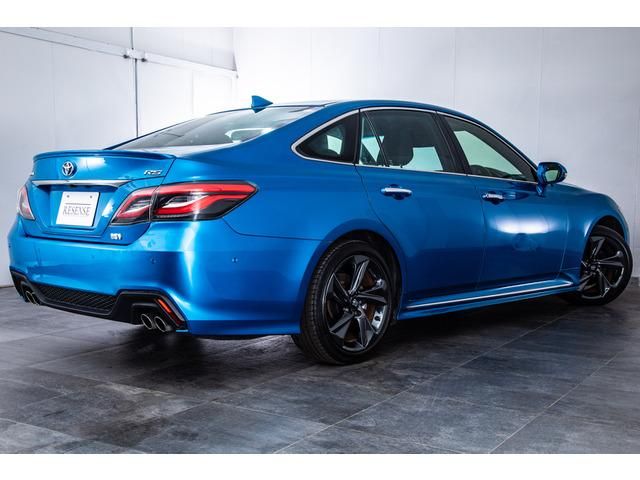 CROWN sedan hybrid