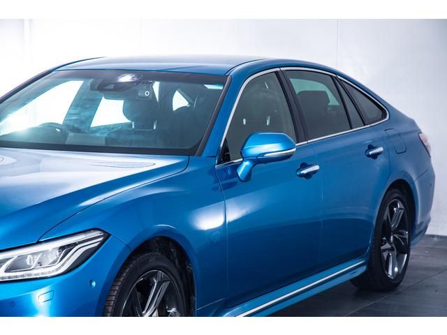 CROWN sedan hybrid