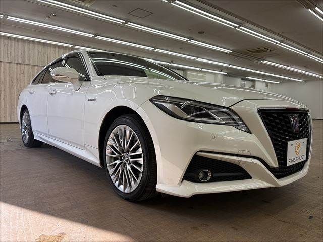 CROWN sedan hybrid