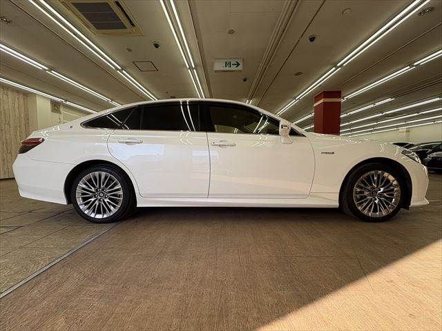 CROWN sedan hybrid