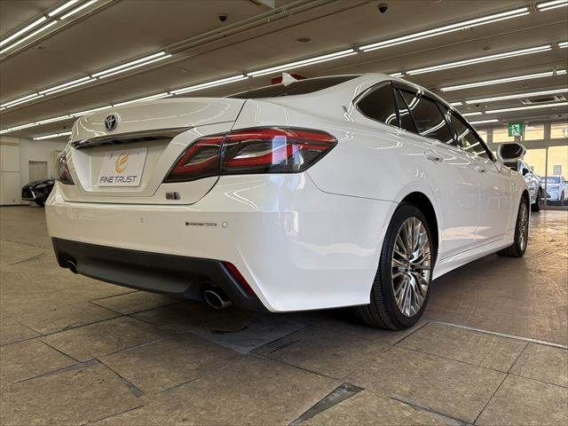 CROWN sedan hybrid