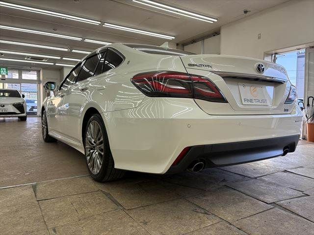 CROWN sedan hybrid