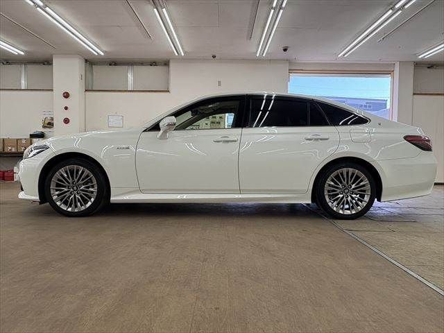 CROWN sedan hybrid