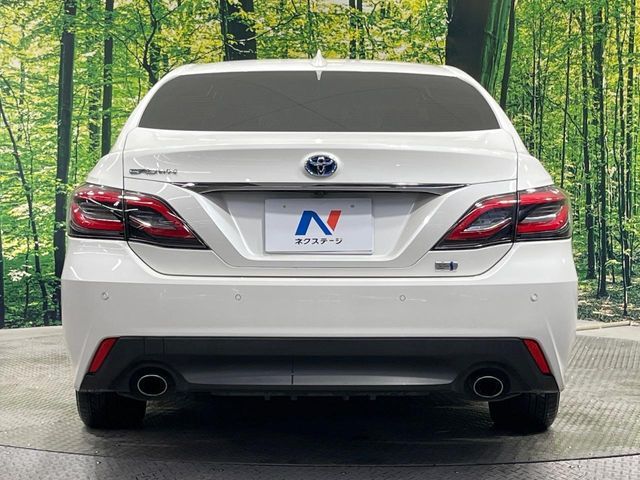 CROWN sedan hybrid