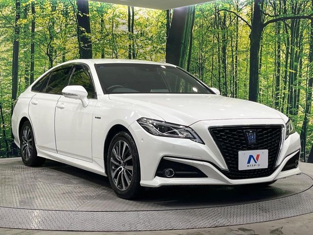 CROWN sedan hybrid