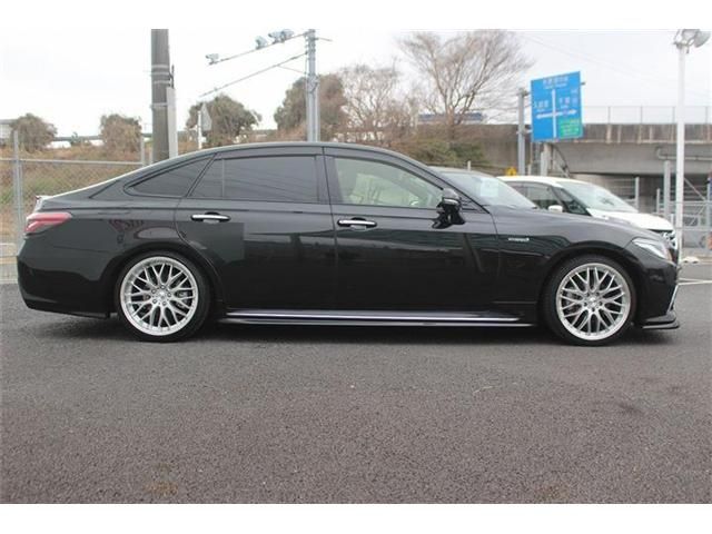 CROWN sedan hybrid