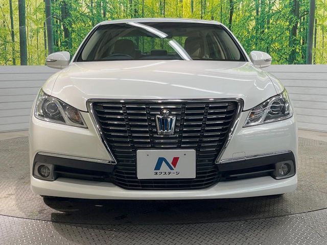 CROWN sedan hybrid