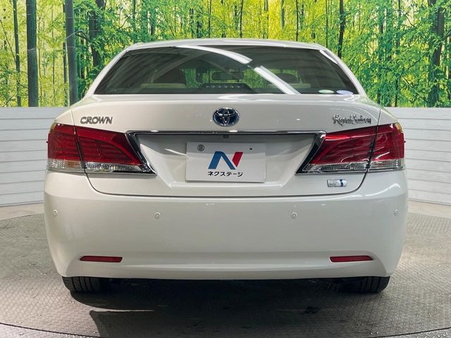CROWN sedan hybrid