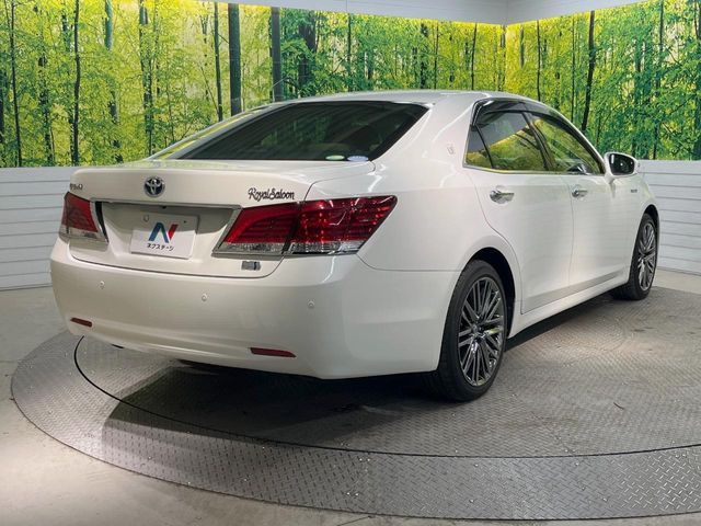 CROWN sedan hybrid