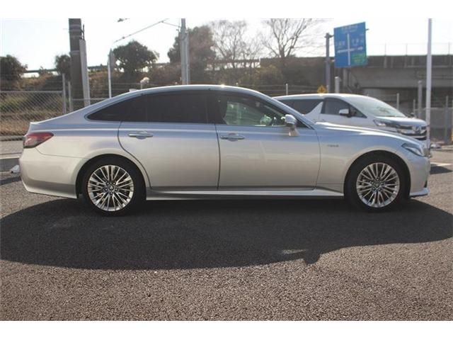 CROWN sedan hybrid