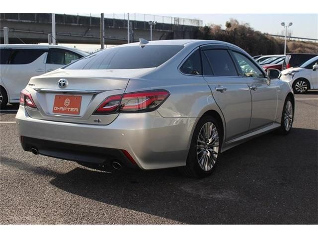 CROWN sedan hybrid