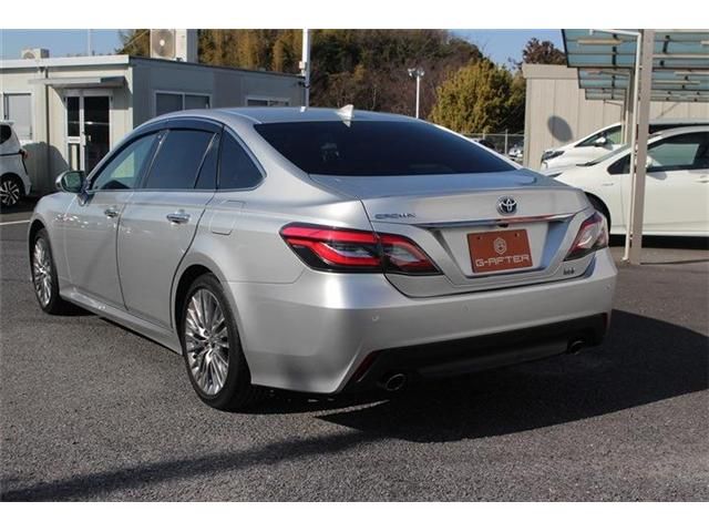 CROWN sedan hybrid