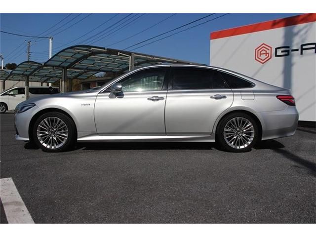 CROWN sedan hybrid