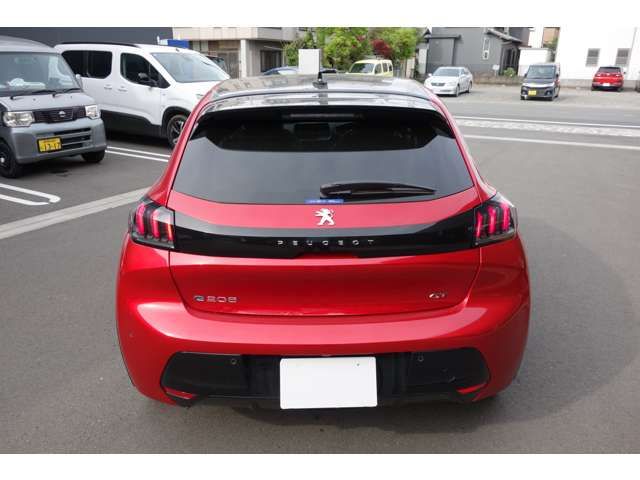 PEUGEOT e-208