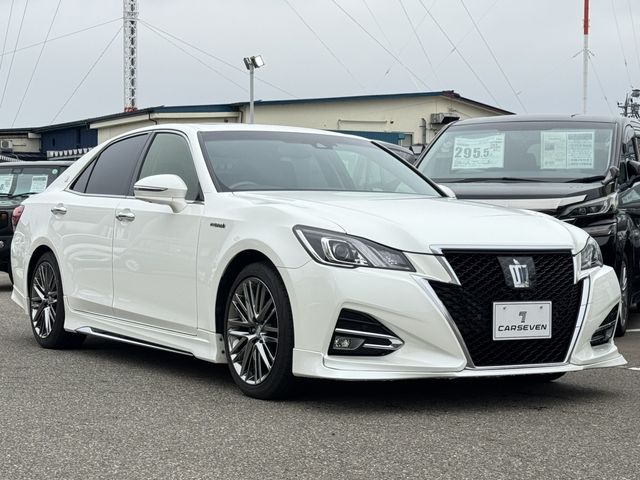 CROWN sedan hybrid