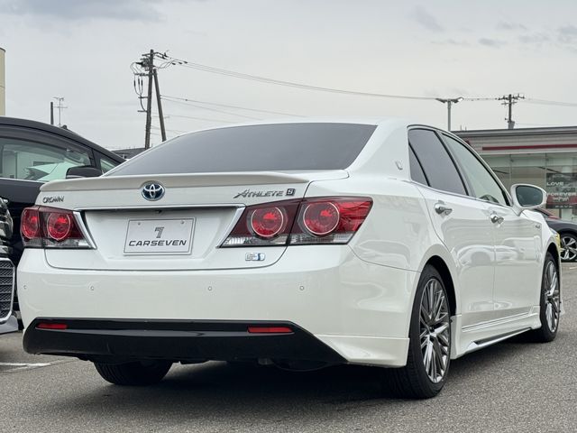 CROWN sedan hybrid