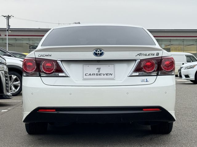 CROWN sedan hybrid