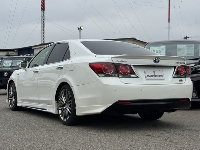 CROWN sedan hybrid