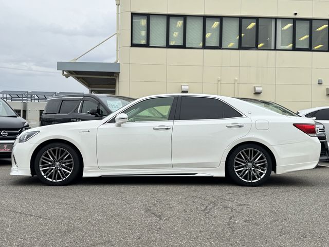 CROWN sedan hybrid
