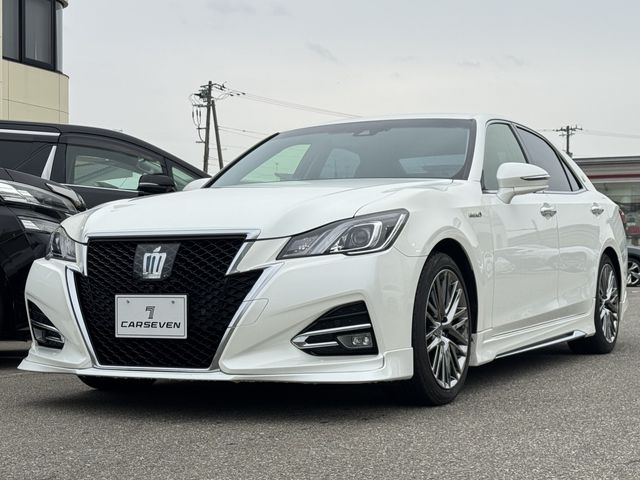 CROWN sedan hybrid